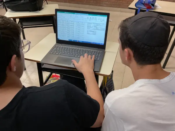 Bachillerato con Orientación en Economía y Administración